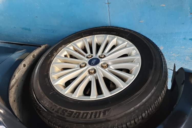 Used Ford Escort 2015 1.5L Manual Comfort Model Left Front Wheel Hub