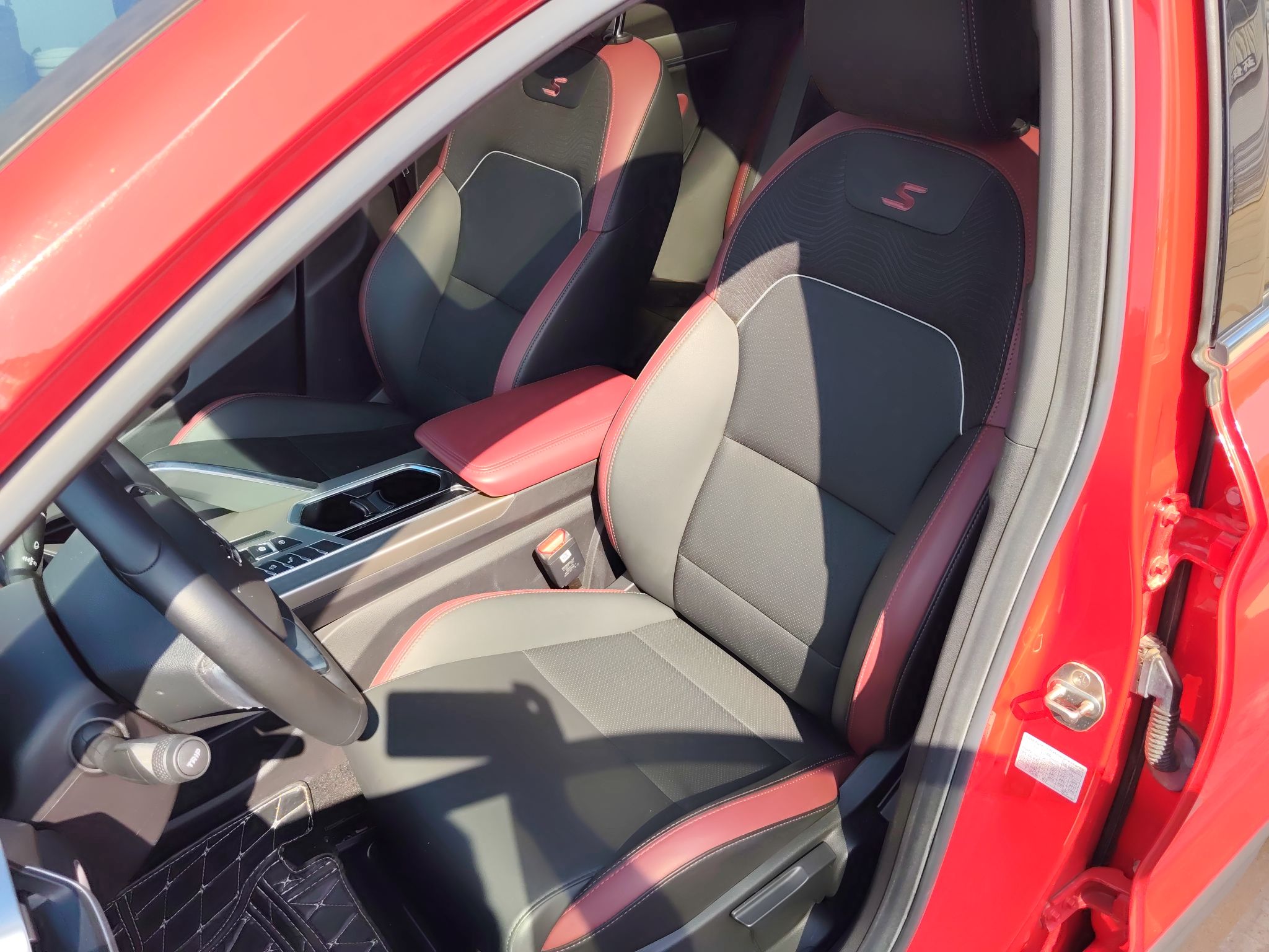 المقاعد الأمامية داخل السيارة