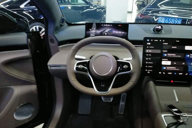 Used Hima Luxeed R7 2025 Range-Extended Version 251 km Max Steering Wheel