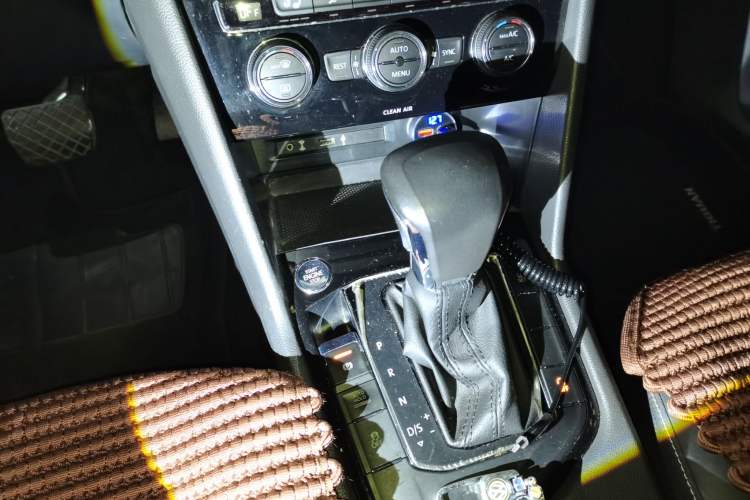 Used Volkswagen Tiguan L 2017 380TSI Automatic All-Wheel-Drive Luxury Edition Gear Lever