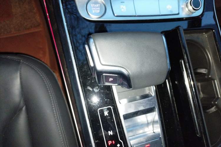 Used Audi Q8 2019 55 TFSI Luxury Dynamic Model Gear Lever