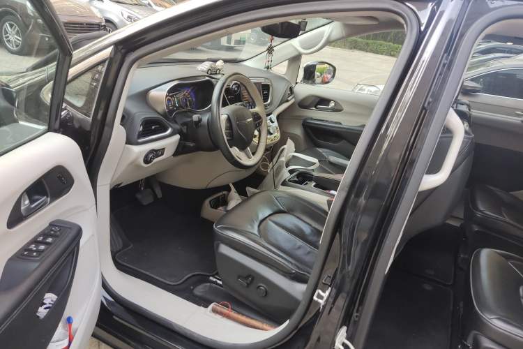 Used Chrysler Grand Voyager 2017 3.6L Premium Edition Driver Seat