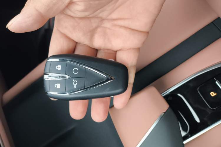 Used Changan UNI-Z New Energy 2024 Blue Whale Smart Electric iDD 125km Beyond Edition