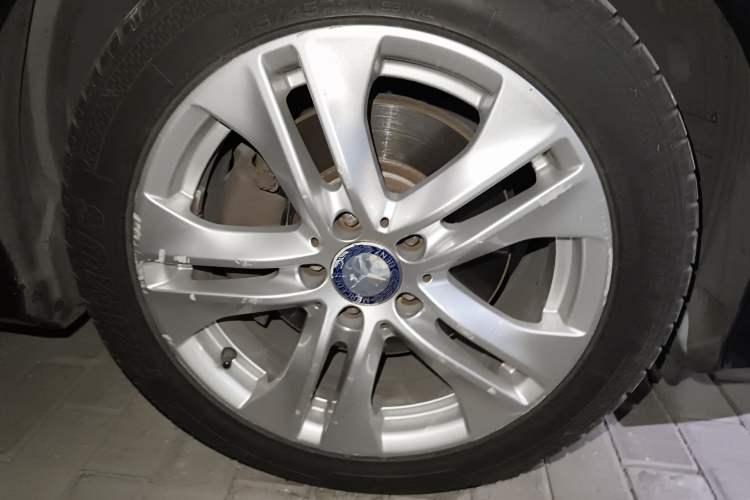 Used Mercedes-Benz E-Class 2009 E 300 Fashion Model Right Front Wheel Hub