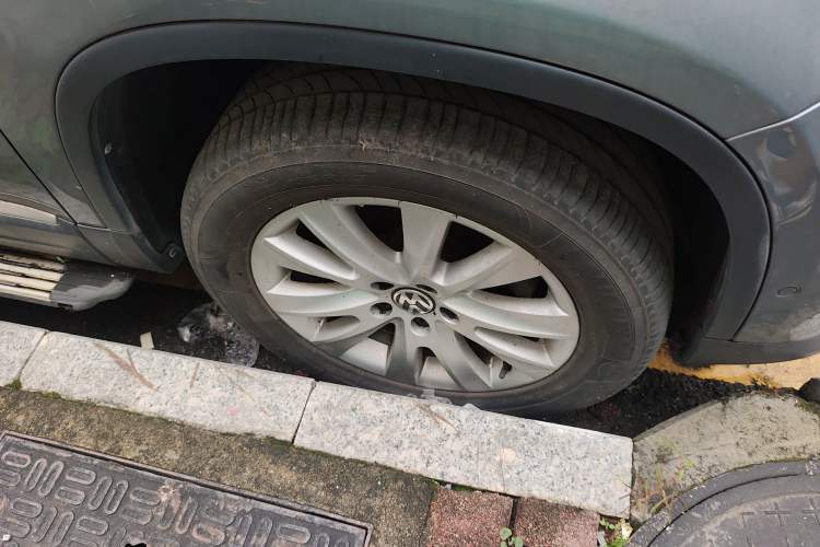 Used Volkswagen Tiguan 2012 2.0 TSI Automatic All-Wheel Drive Flagship Edition Right Front Wheel Hub