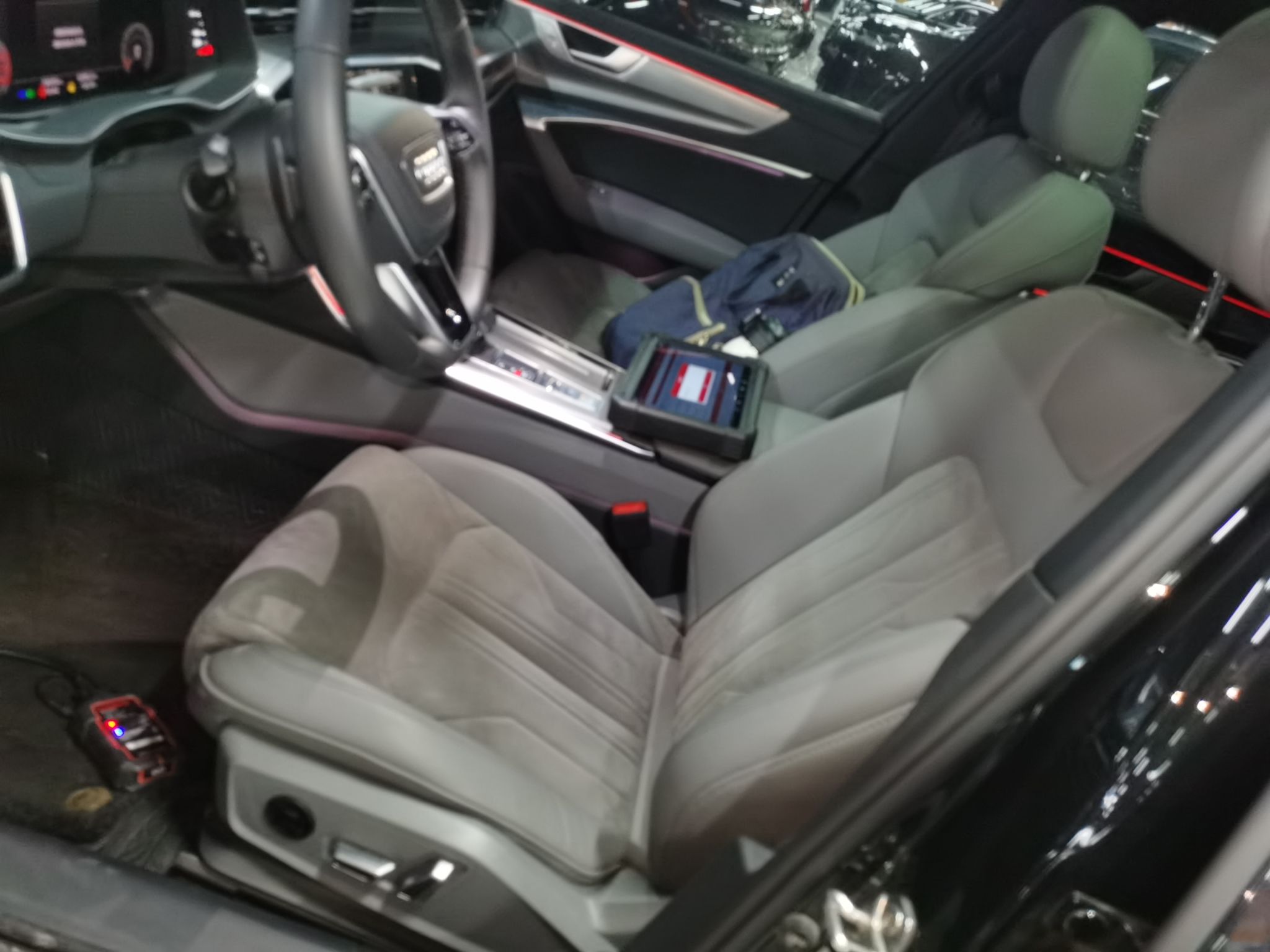 المقاعد الأمامية داخل السيارة