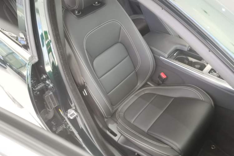 Used Jaguar XEL 2023 2.0T 200 PS R-DYNAMIC Youth Sports Edition Right Front Seat