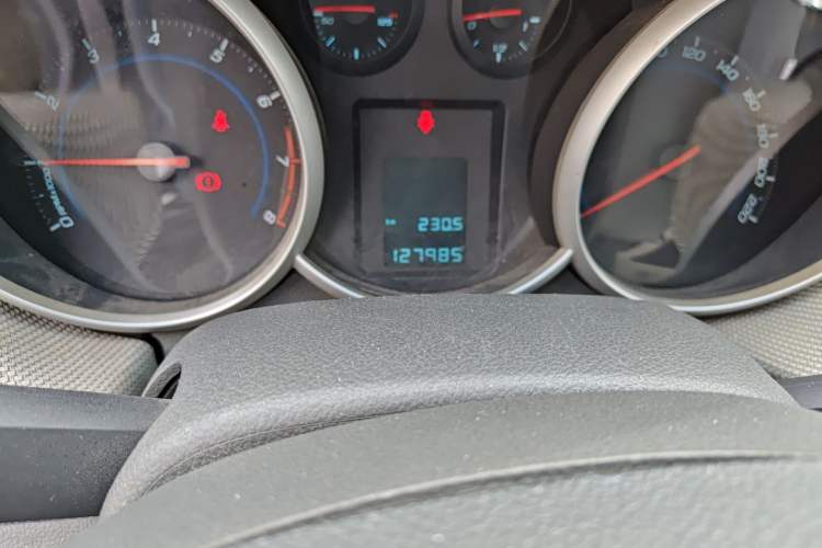 Used Chevrolet Cruze 2013 1.6L SE MT Odometer Close Up