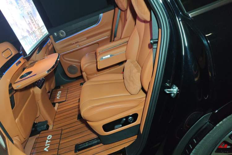 Used Hima AITO M9 2024 Range-Extended Ultra Version 42 kWh 6-Seater Model Left Rear Seat