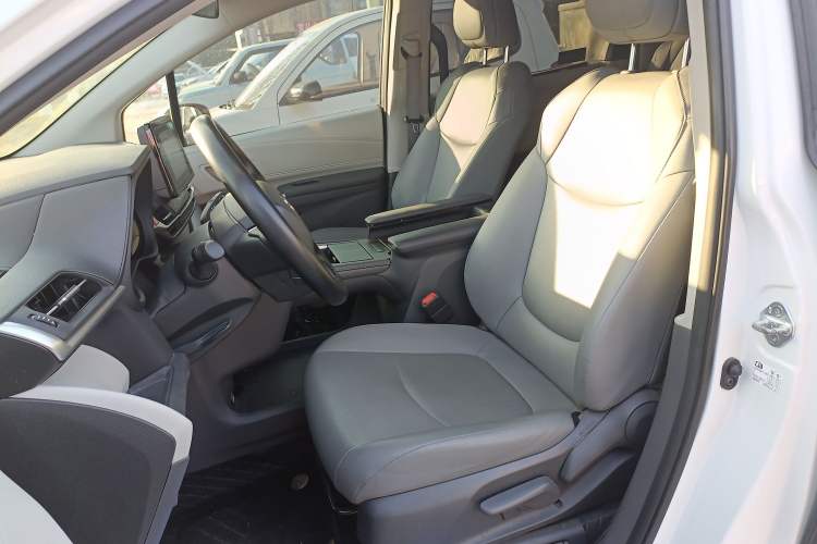 Used Toyota Granvia 2023 2.5L Hybrid Comfort Edition
