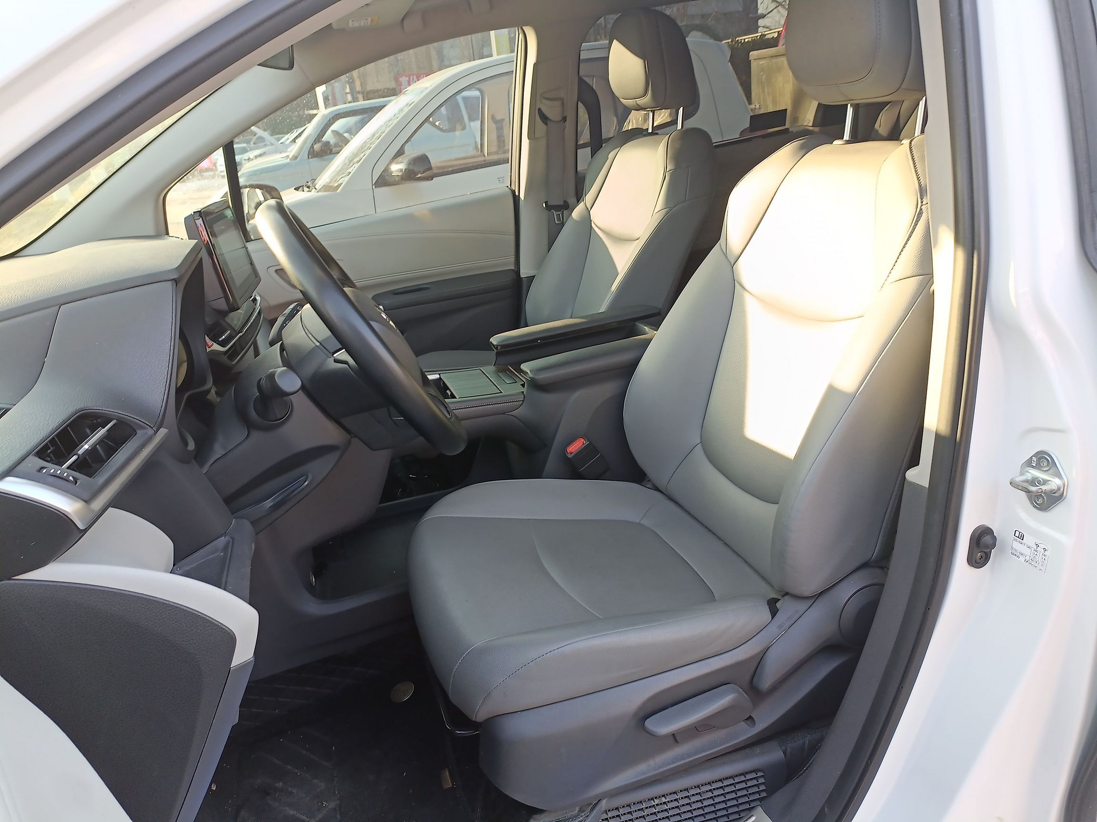 المقاعد الأمامية داخل السيارة