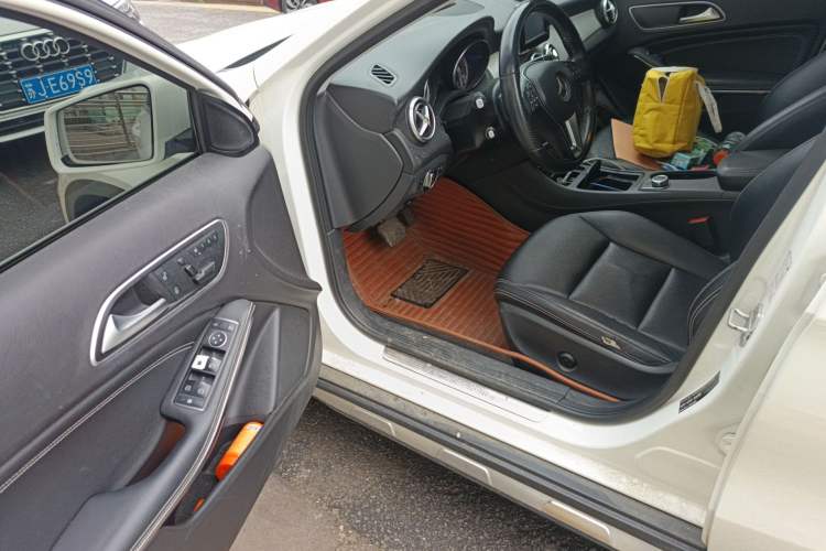 Used Mercedes-Benz GLA 2015 GLA 200 Sport Edition Driver Seat