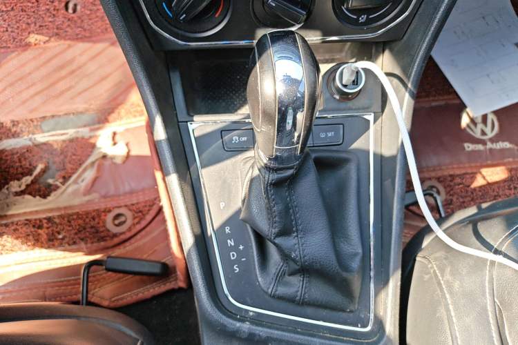 Used Volkswagen Lavida 2017 1.6L Automatic Comfort Edition Gear Lever