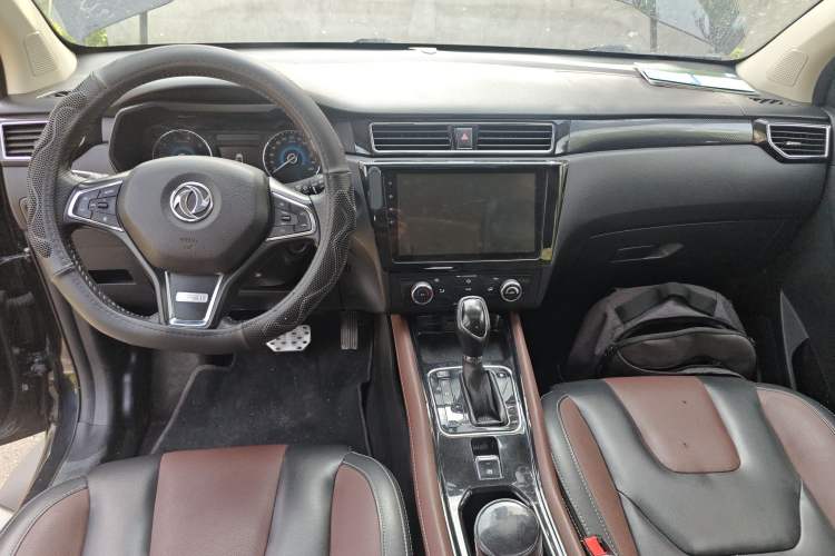 Used Dongfeng Fengon 580 2016 Revised Version 1.5T CVT Luxury Edition Center Console