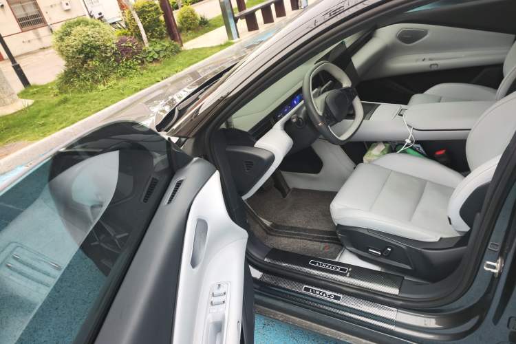 Used Lynk & Co Z10 2025 95 kWh 766 km Range Rear-Wheel Drive Max