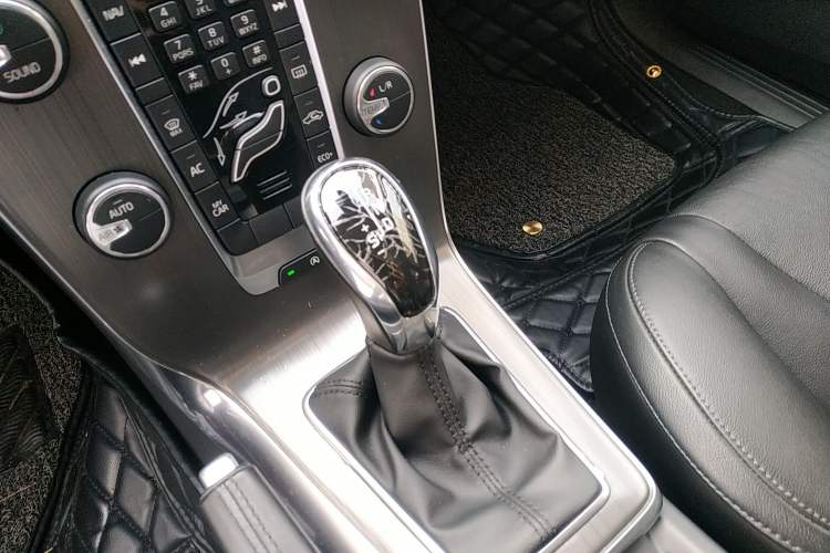 Used Volvo V40 2016 T3 Zhiyi Edition
