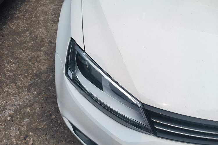 Used Volkswagen Sagitar 2014 1.6L Manual Comfort Model Right Front Headlight