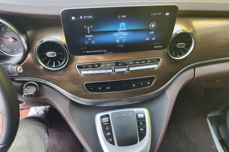 Used Mercedes-Benz V-Class 2022 V 260 L Long-wheelbase Luxury Edition Audio And AC Panel