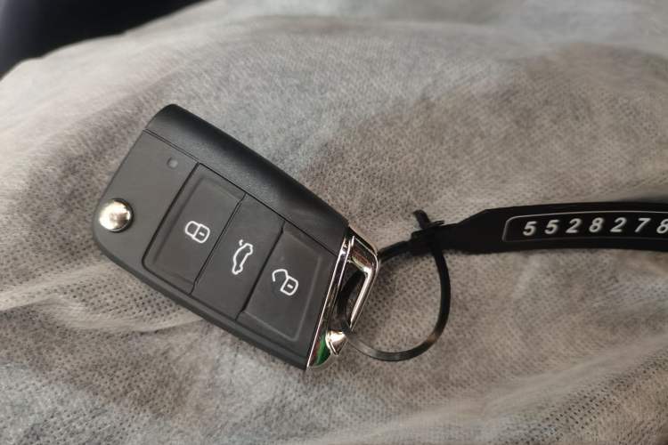 Used Volkswagen T-ROC 2025 Facelift Model 2 300TSI DSG Two-Wheel Drive Xingguang Edition
