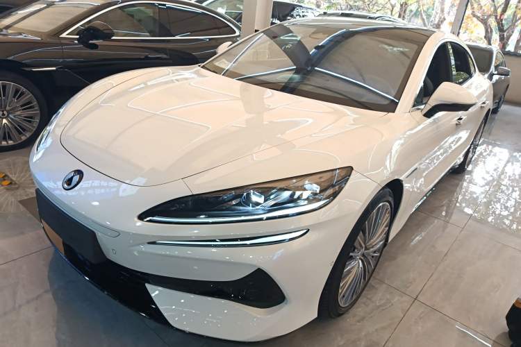 Used Denza Z9 2024 1100 km All-Wheel-Drive Ultra Version