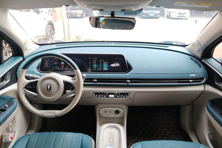 Used ORA Good Cat 2023 401 km Standard Range Luxury Version Lithium Iron Phosphate Center Console