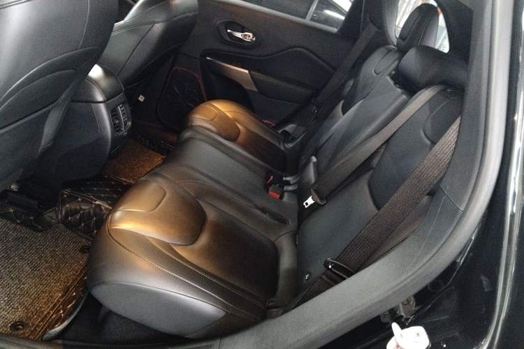 Used Jeep Cherokee 2019 2.0T Two-Wheel Drive Smart Enjoyment Version China VI