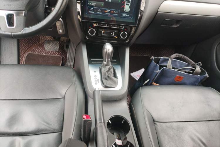 Used Volkswagen Sagitar 2014 Revised Version 1.4TSI Automatic Luxury Edition Gear Lever