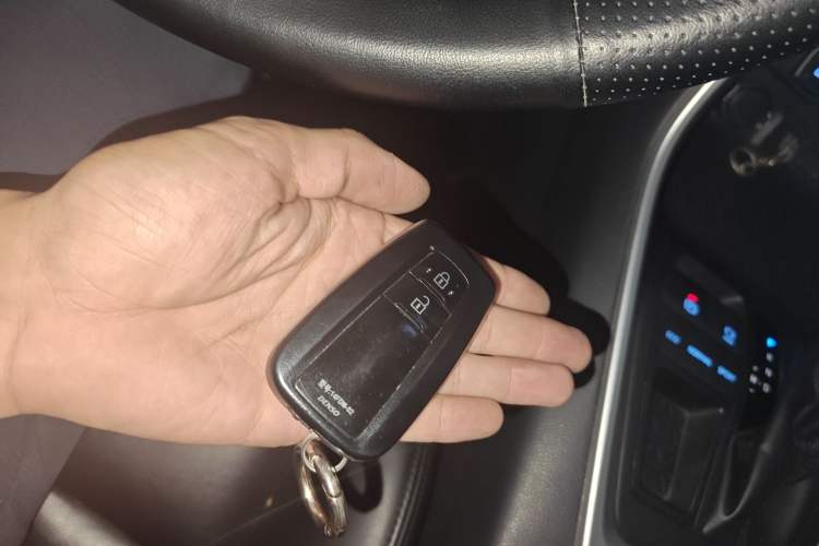 Used Toyota RAV4 2020 2.0L CVT Two-Wheel Drive Fashion Edition Vehicle Key