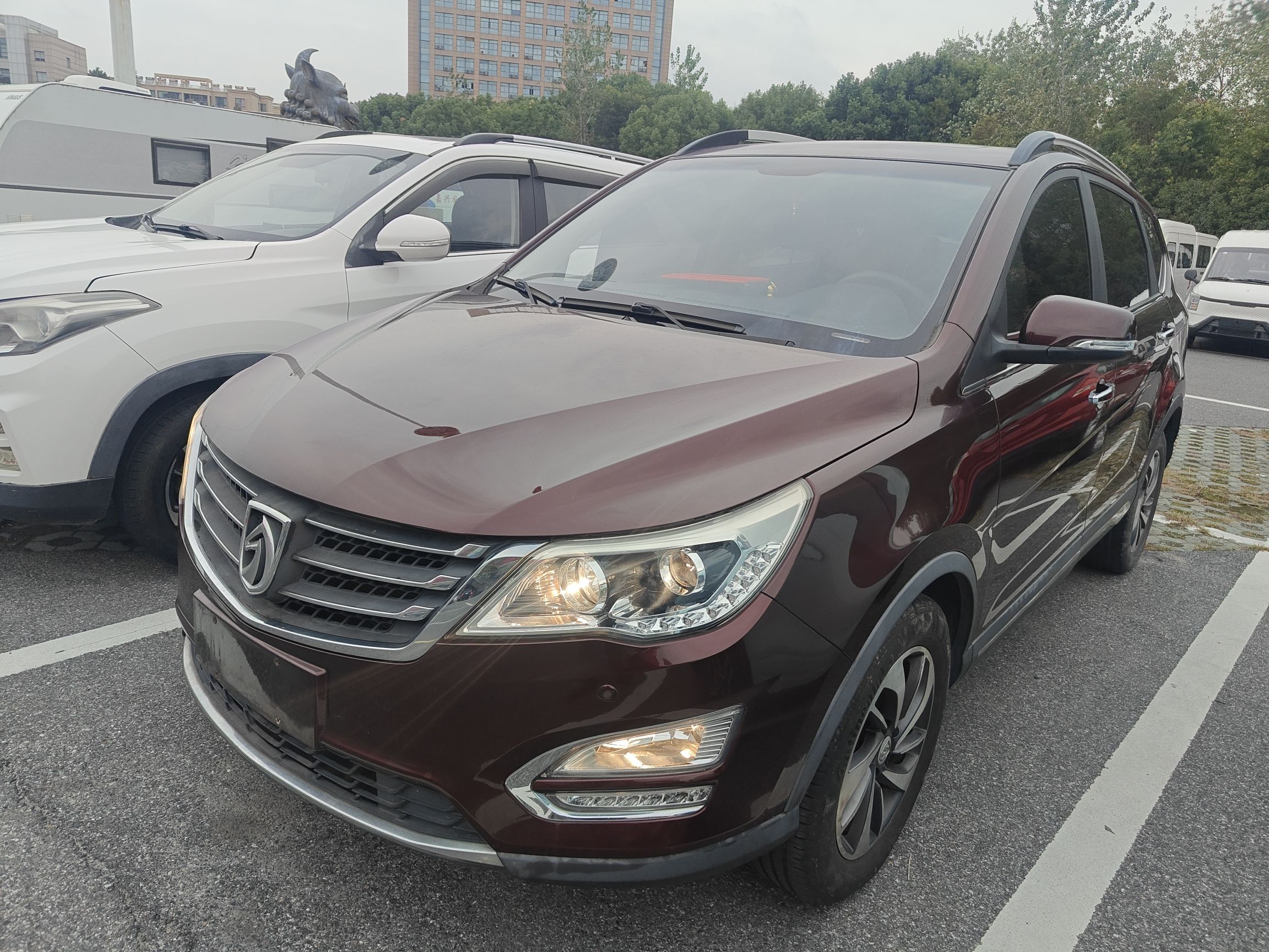 Под передней частью автомобиля