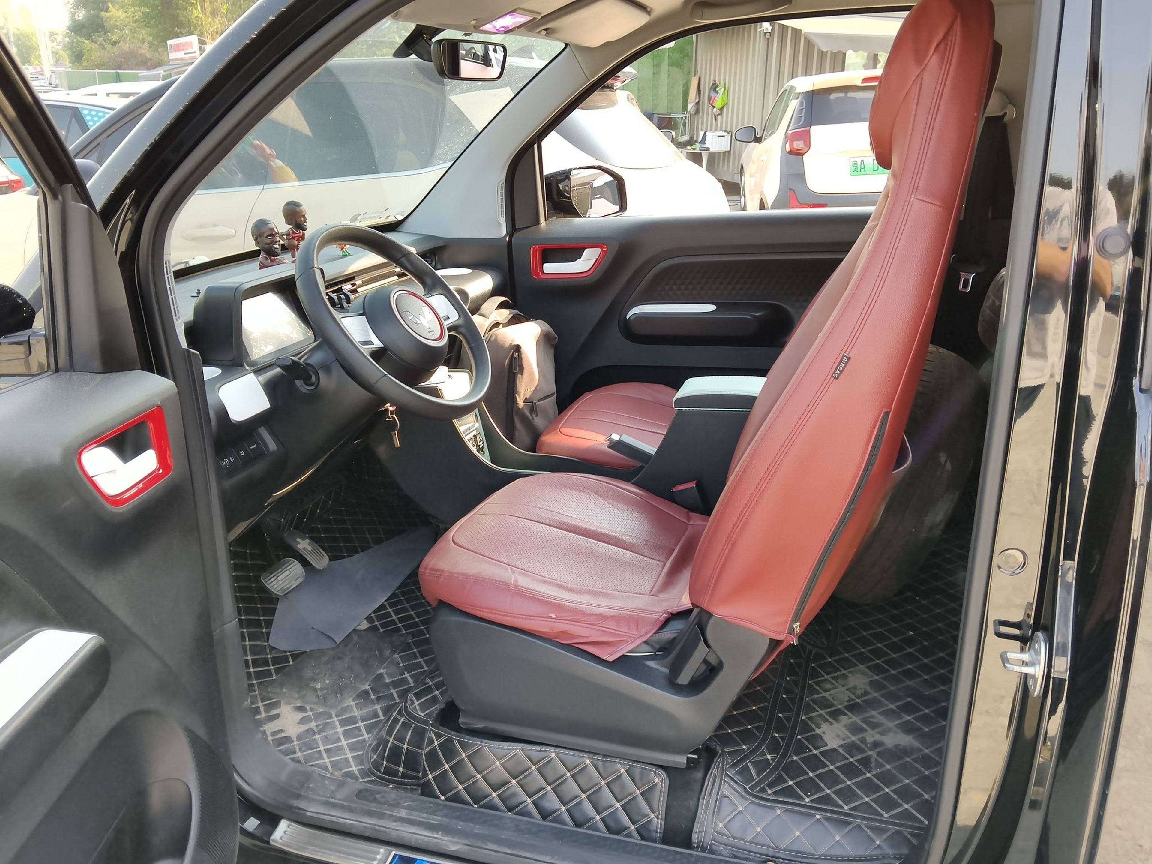 المقاعد الأمامية داخل السيارة