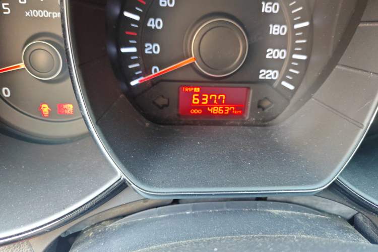 Used Kia K2 2012 Sedan 1.4L MT GLS Commemorative Edition Odometer Close Up