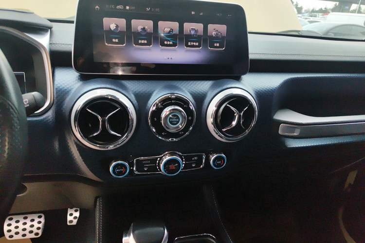 Used BAIC Off-Road BJ40 2019 2.3T Automatic Four-Wheel Drive Ring the Tower Champion Edition China VI Audio And AC Panel