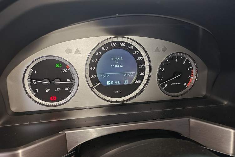 Used Mercedes-Benz GLK-Class 2011 GLK 300 4MATIC Luxury Model Odometer Close Up