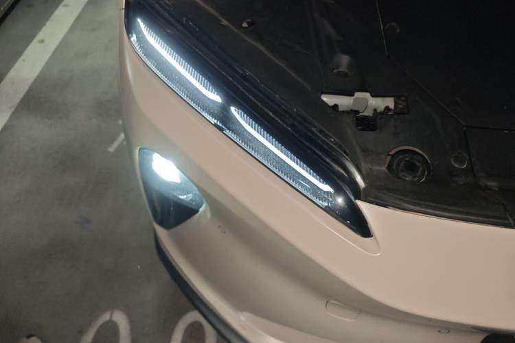 Used Nio ET5 2022 75 kWh Right Front Headlight