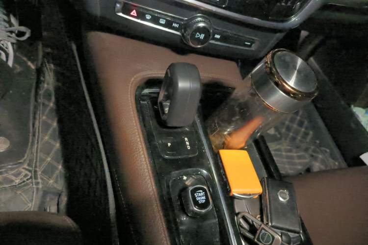 Used Volvo S90 New Energy 2022 T8 eDrive Hybrid Luxury Edition Gear Lever