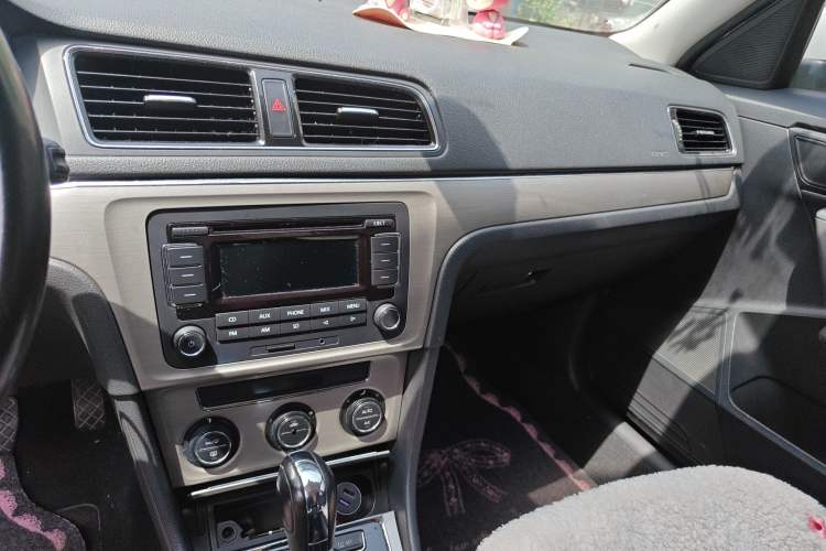 Used Volkswagen Lavida 2013 1.6L Automatic Luxury Edition Audio And AC Panel