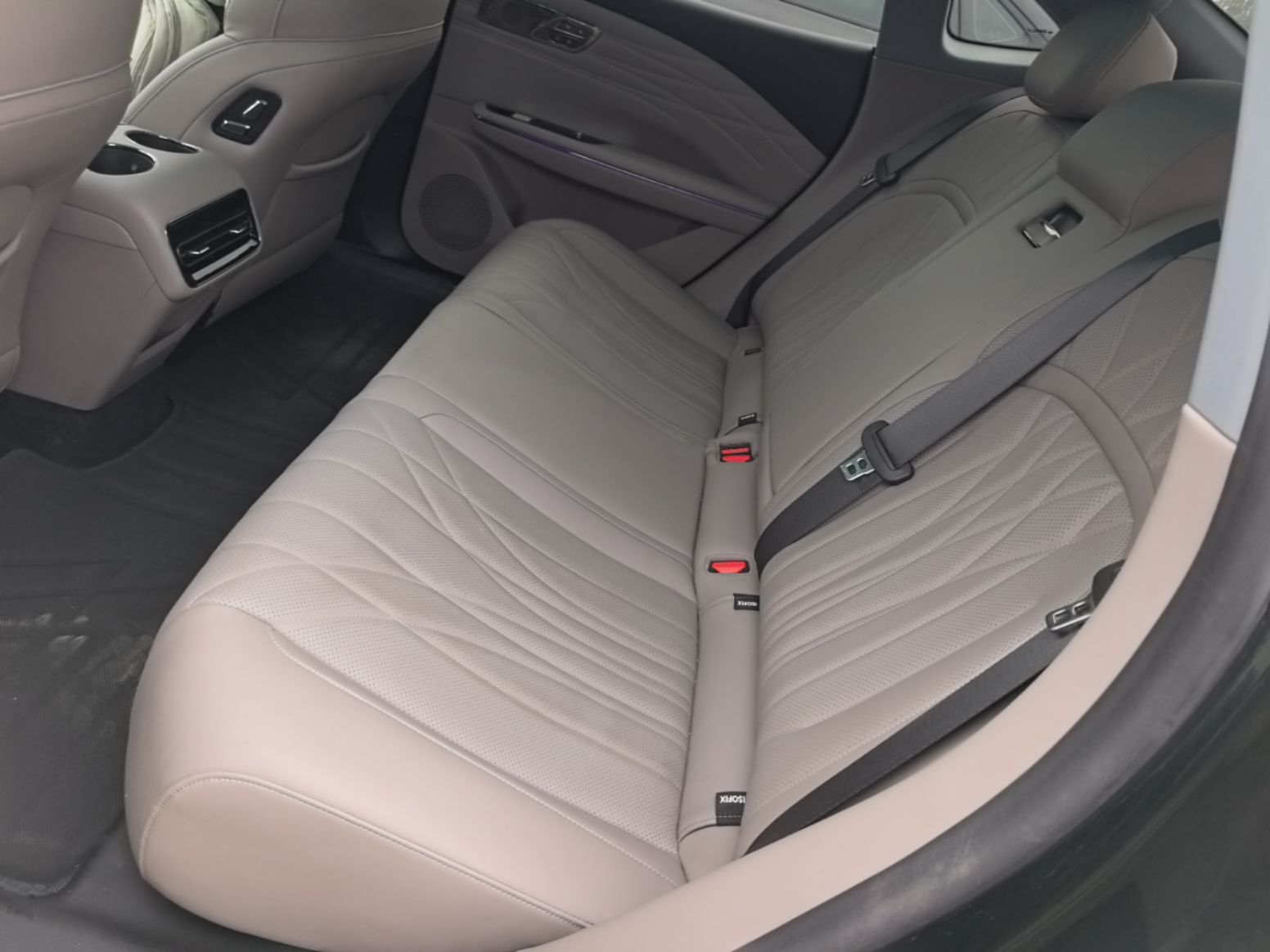 Geely Galaxy 8 2025 130km EM-i Deluxe Edition — снимка 20