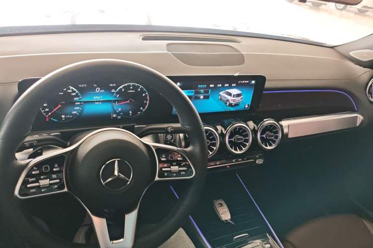 Used Mercedes-Benz GLB 2021 GLB 200 4MATIC Center Console