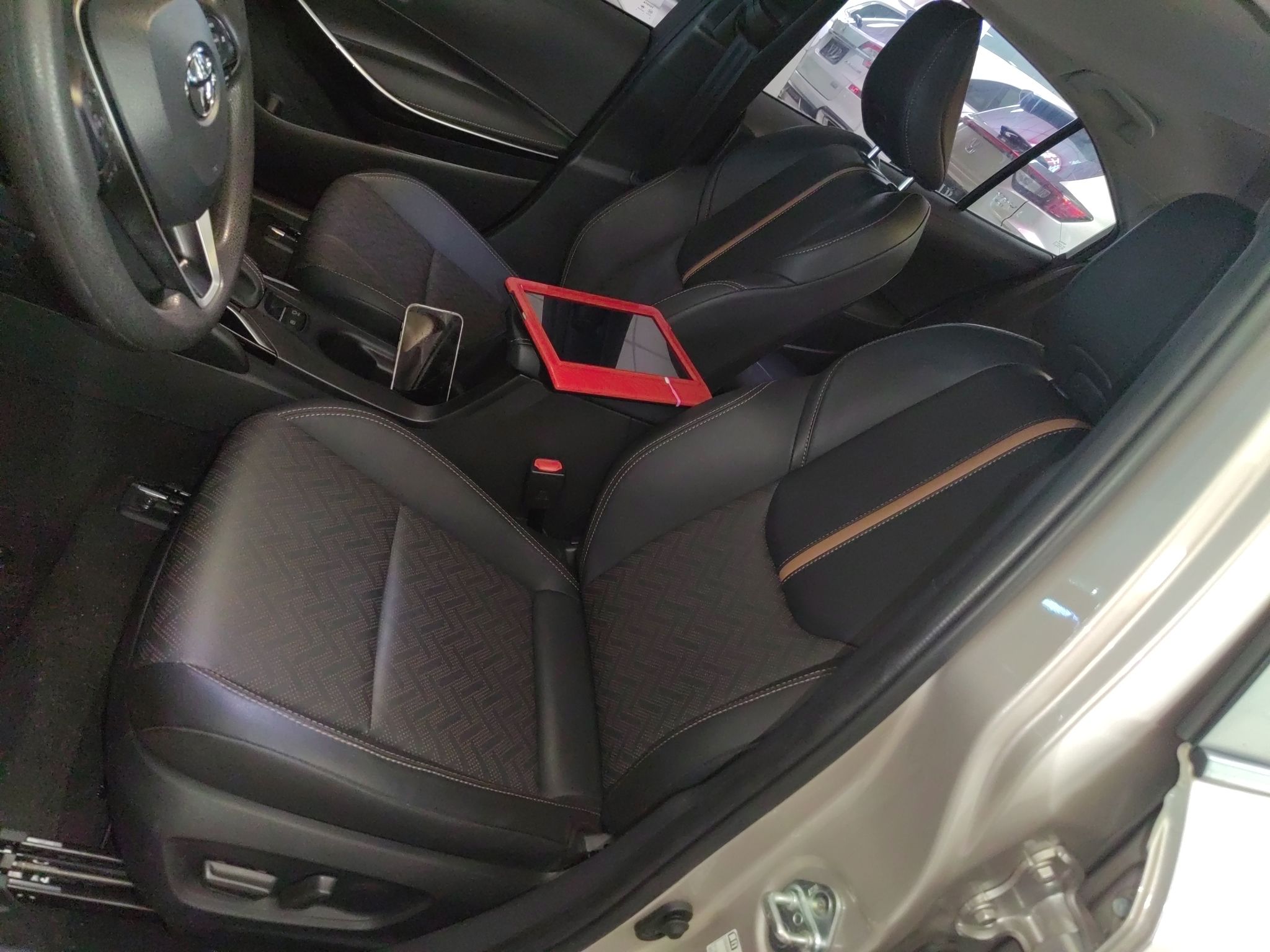 المقاعد الأمامية داخل السيارة