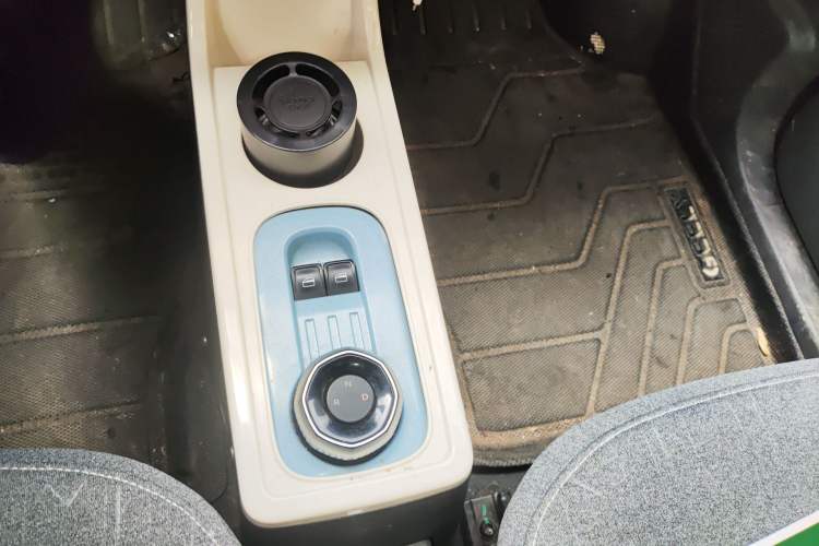 Used Geely Galaxy Panda 2023 Panda Mini 200km Endurance Bear Gear Lever