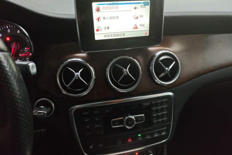 Used Mercedes-Benz GLA 2015 GLA 260 4MATIC Sport Edition Audio And AC Panel