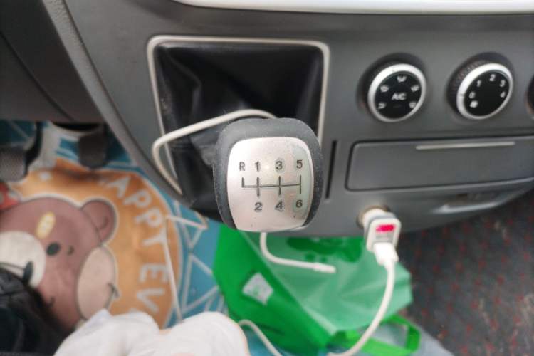 Used SAIC MAXUS Xintu V80 2019 2.5T Classic Edition 6-Speed Manual – Aoyuntong Short Wheelbase Mid-Height Design 5/6 Seats