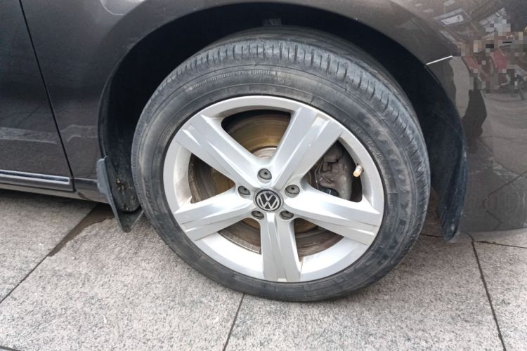 Used Volkswagen Magotan 2016 1.8TSI Luxury Comfort Model Right Front Wheel Hub