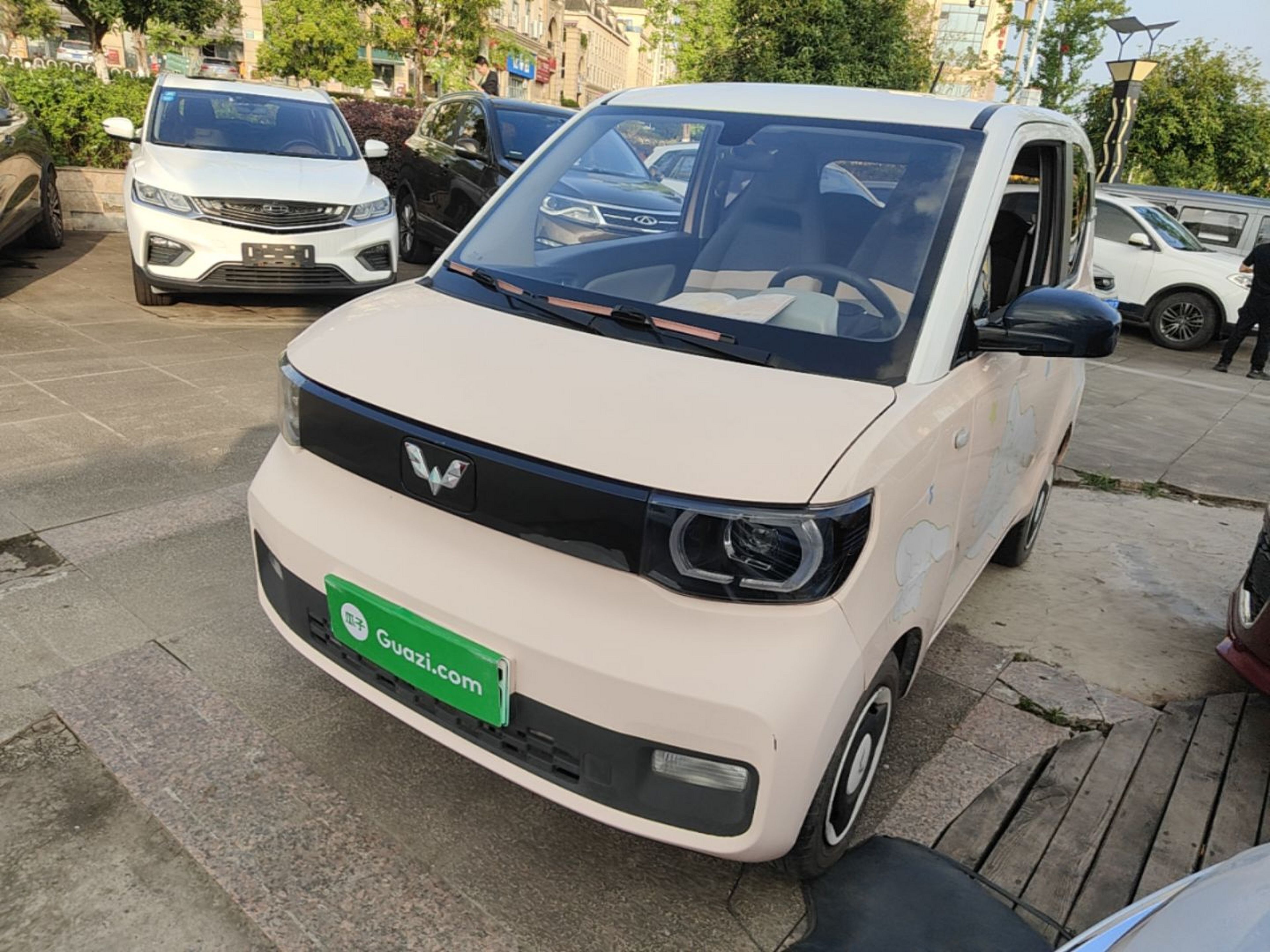 Под передней частью автомобиля