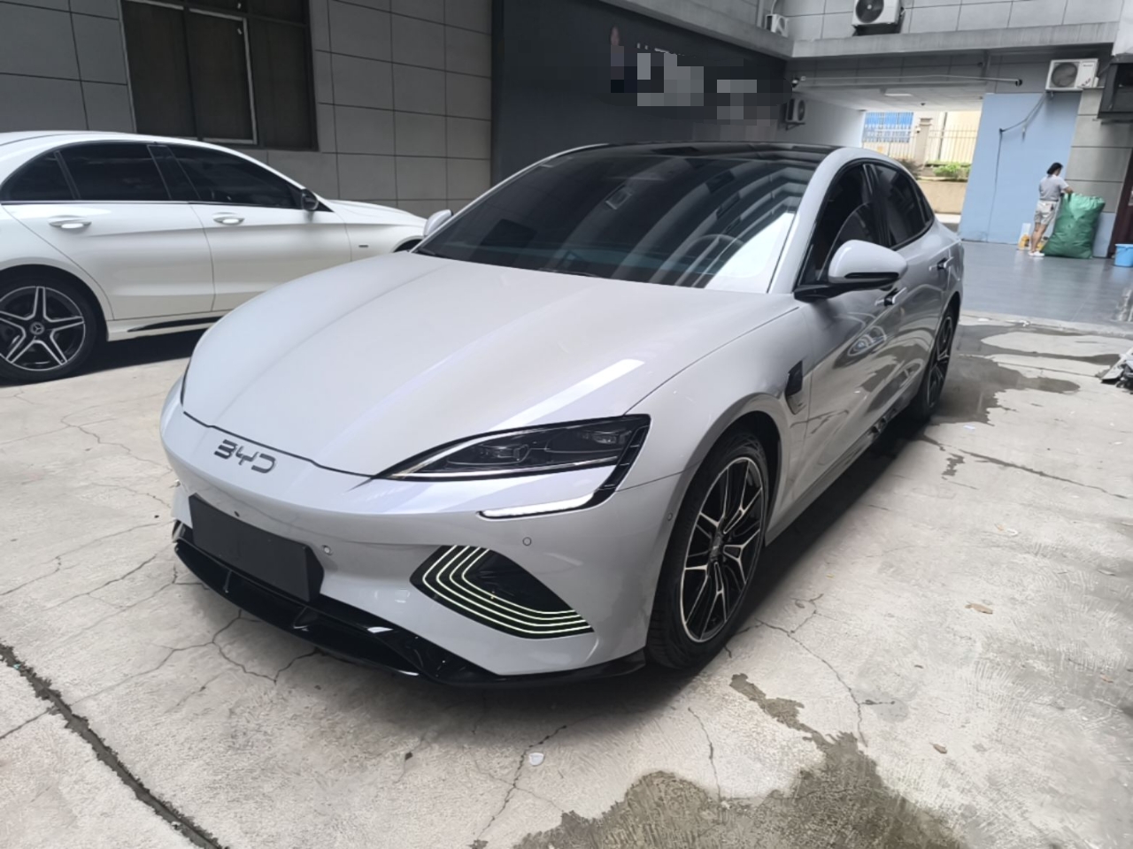 Под передней частью автомобиля