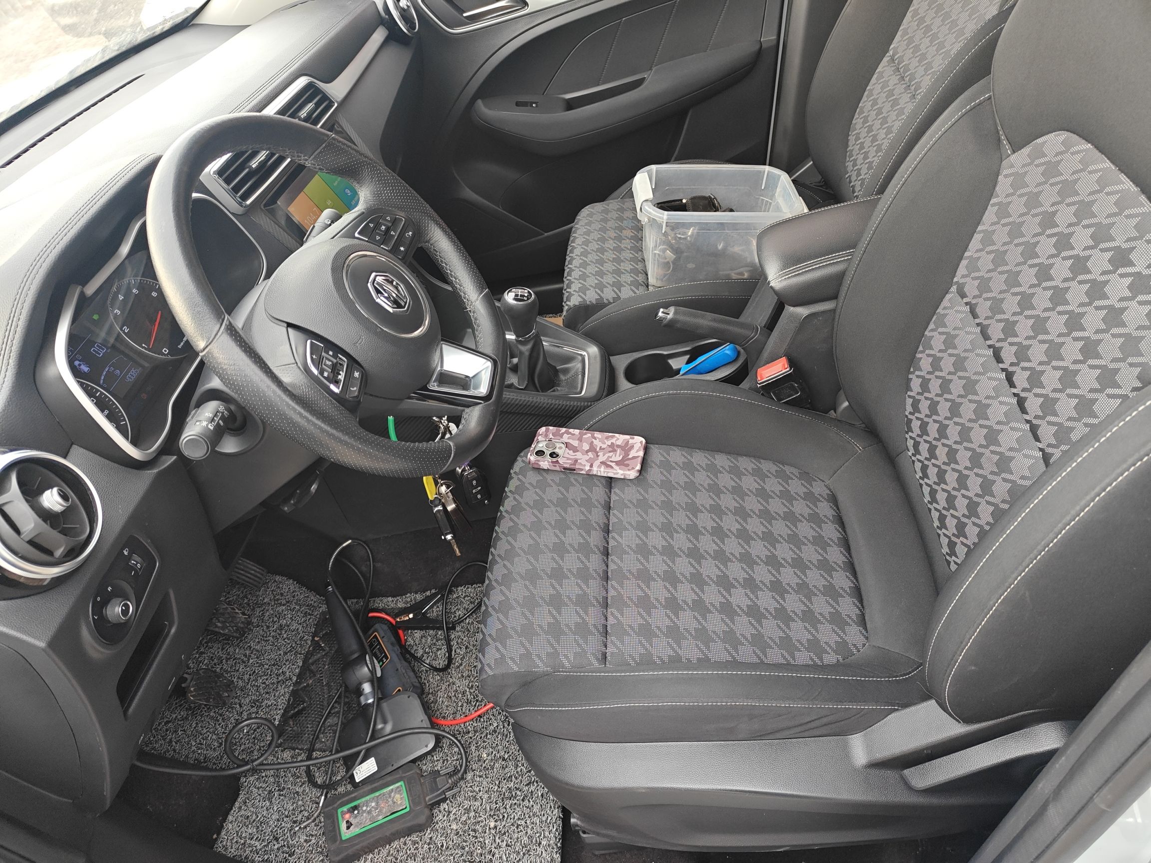 المقاعد الأمامية داخل السيارة