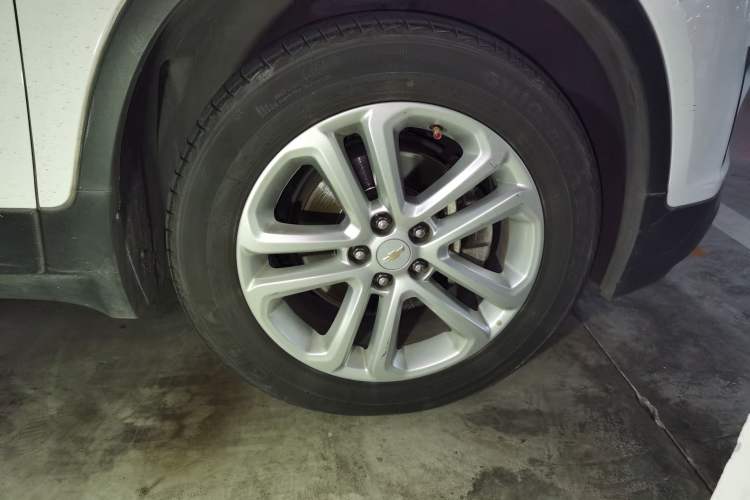 Used Chevrolet Trax 2016 1.4T Automatic Two-Wheel Drive Comfort Version with Sunroof Right Front Wheel Hub