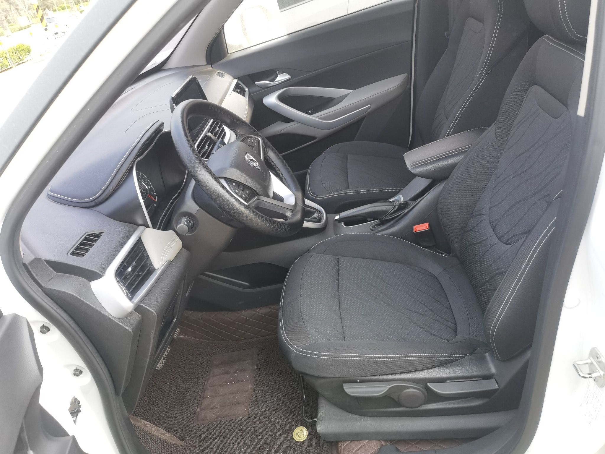 Переднее сиденье в автомобиле