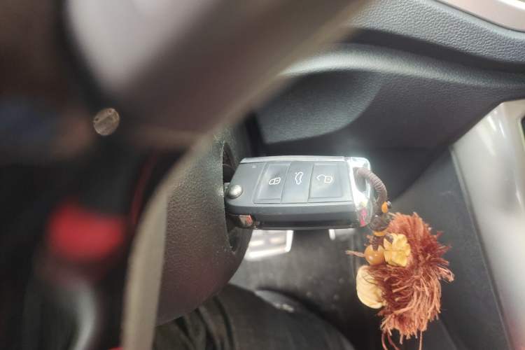 Used Volkswagen T-ROC 2019 230TSI DSG Two-Wheel-Drive Advanced Version China VI Standard Vehicle Key