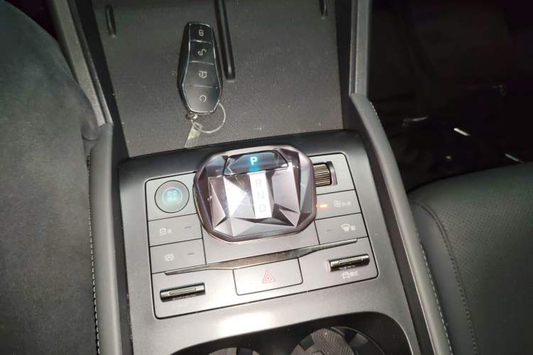 Used BYD Qin L 2025 DM-i Smart Drive 80KM Leading Model Gear Lever